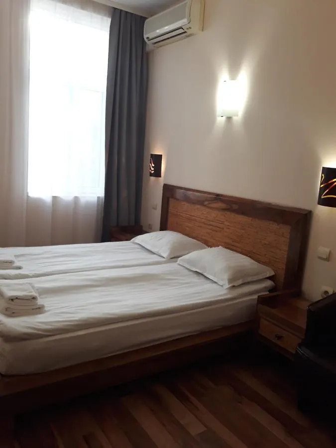 Three Dolphins Hotel With Rooftop Terracе Varna
